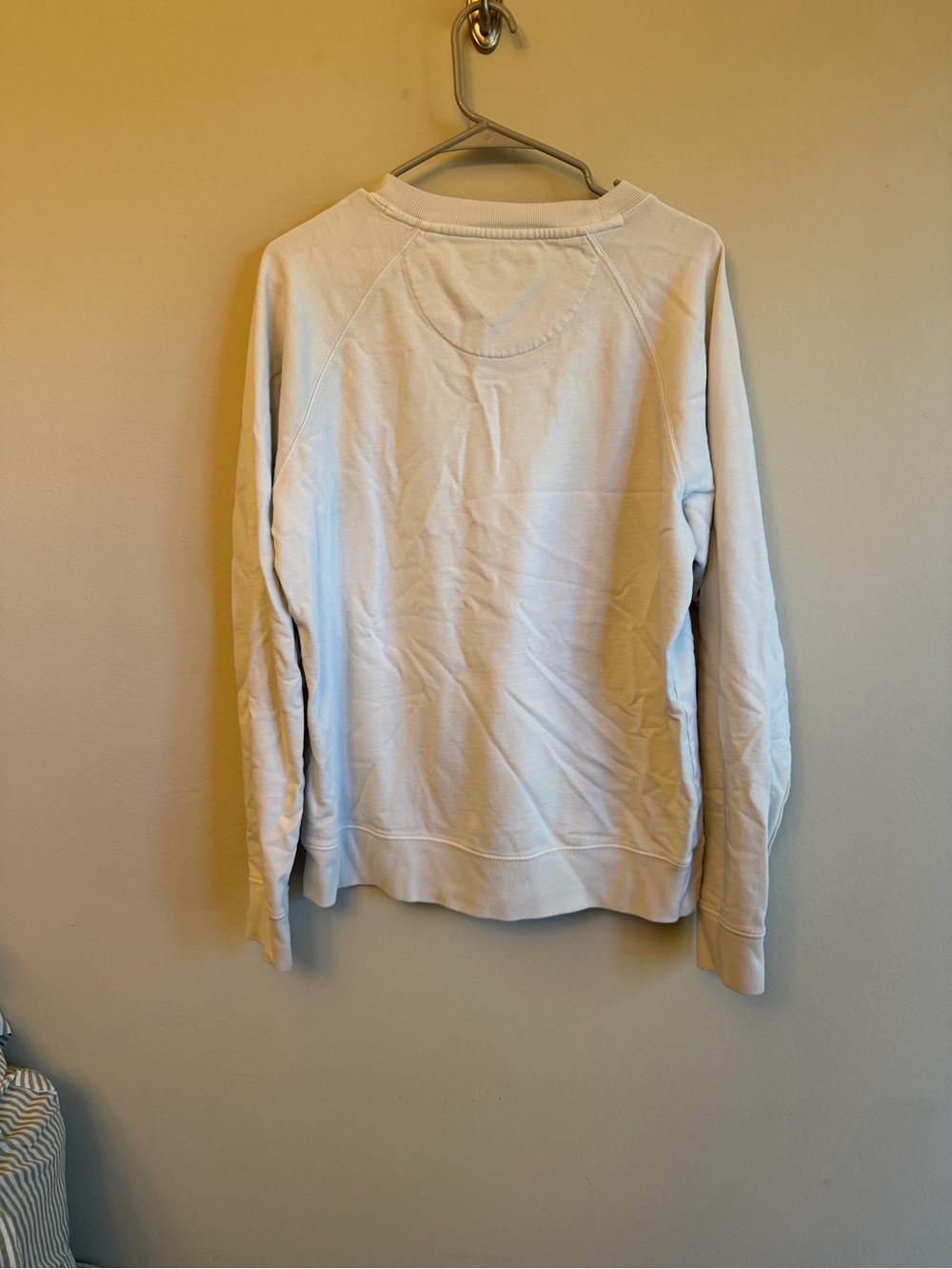 Patagonia White Women’s Crewneck with Chest Patch - Picture 2 of 3